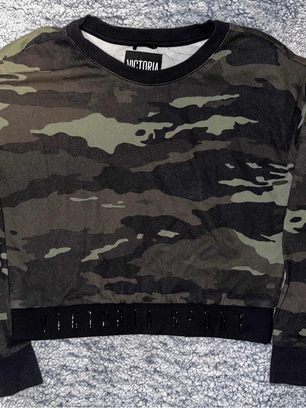 Women’s Victoria sport Camo Cropped Sweatshirt
